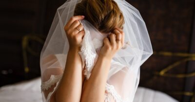 Copertina di “Mi ha chiesto oltre 830 euro per farle da damigella. Ho rinunciato al matrimonio della mia migliore amica”: una donna si sfoga delusa su Reddit