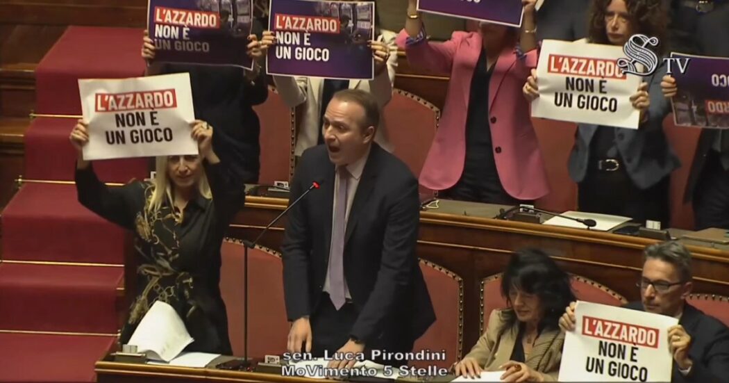 “L’azzardo non è un gioco”: la protesta del M5s in Senato contro il ritorno della pubblicità delle scommesse nel calcio