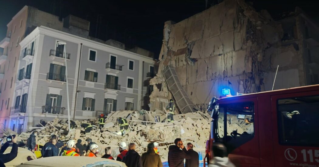 Continuano le ricerche della 72enne sepolta dopo il crollo di una palazzina a Bari: i soccorritori hanno scavato tutta la notte