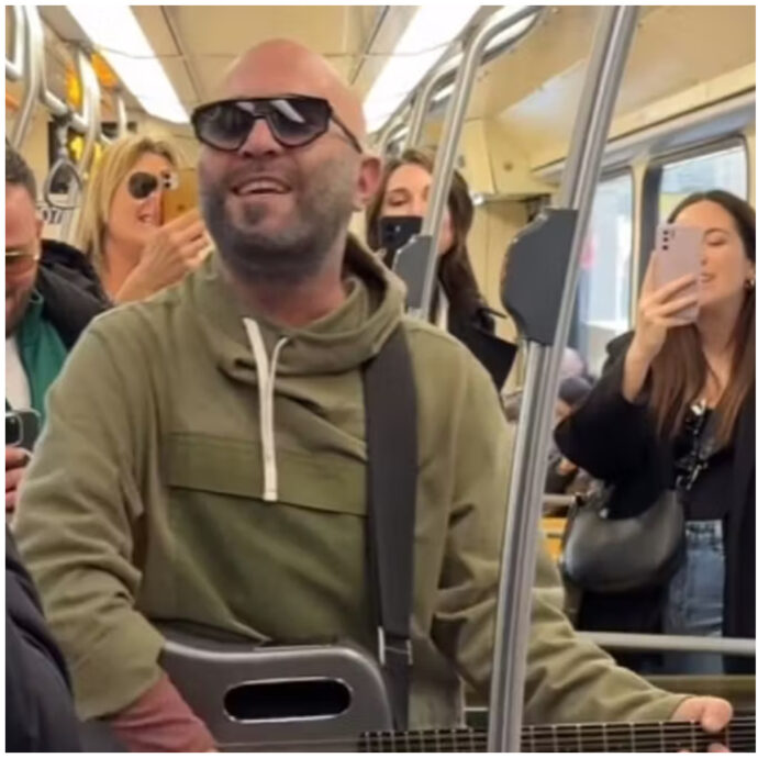 Giuliano Sangiorgi sale a sorpresa sul tram 16 a Milano e canta “Mentre tutto scorre” – IL VIDEO