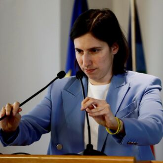 Copertina di Riarmo in Ue, Schlein è isolata nel Pse (e nei guai dentro il Pd). Ursula non vuole il voto