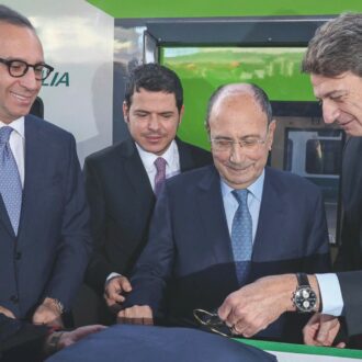 Copertina di Cene, nastri, spille e feste: è Schifani, pare il Re Sole