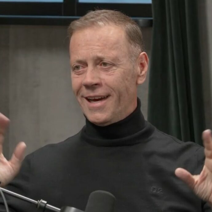“Il mio letto? Scopar*i fa schifo, te lo dico. Scivola e devo tirare, purtroppo a mia moglie piace farlo solo lì e a me tocca fare sacrifici”: parla Rocco Siffredi