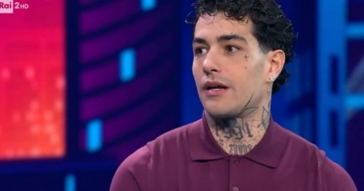 “Pensavo davvero che Brunori Sas fosse Beppe Vessicchio. Nessuno mi ha avvisato che mi stavo sbagliando, sono stati anche un po’ infami”: la confessione di Tony Effe