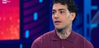 Copertina di “Pensavo davvero che Brunori Sas fosse Beppe Vessicchio. Nessuno mi ha avvisato che mi stavo sbagliando, sono stati anche un po’ infami”: la confessione di Tony Effe