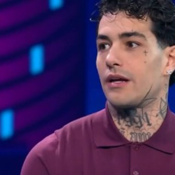 “Pensavo davvero che Brunori Sas fosse Beppe Vessicchio. Nessuno mi ha avvisato che mi stavo sbagliando, sono stati anche un po’ infami”: la confessione di Tony Effe