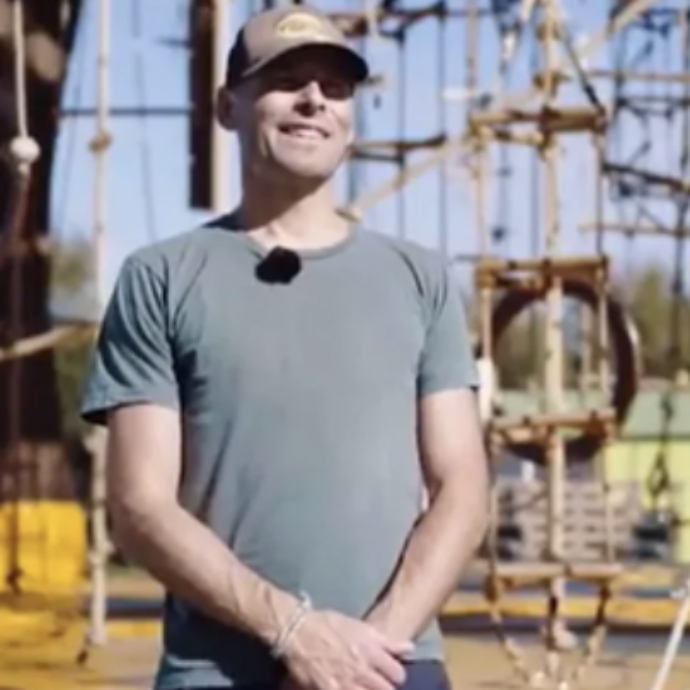 Cade per 300 metri durante un’escursione di scialpinismo e muore: addio al 48enne Robert Fliri, inventore della ‘scarpa-guanto’ a cinque dita