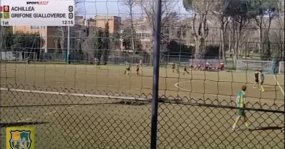 “Non capisce, è una donna. Perché non va a fare gli gnocchi?”. Arbitra 16enne vittima degli insulti sessisti del papà di un calciatore