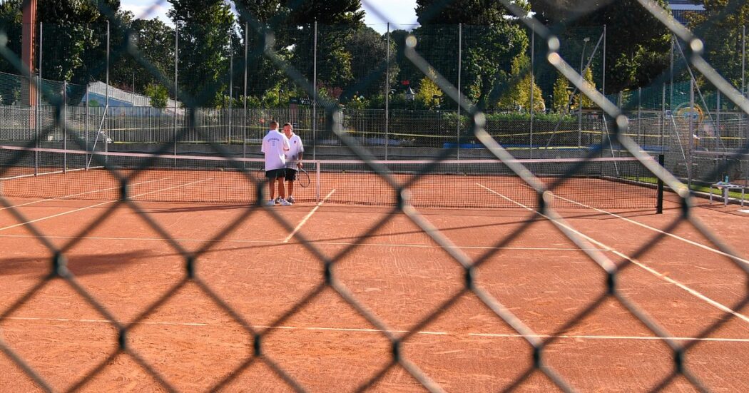 Effetto Sinner? Boom di nuovi tennisti, ma non si trovano campi. Crescono solo quelli da padel: “È molto più conveniente”