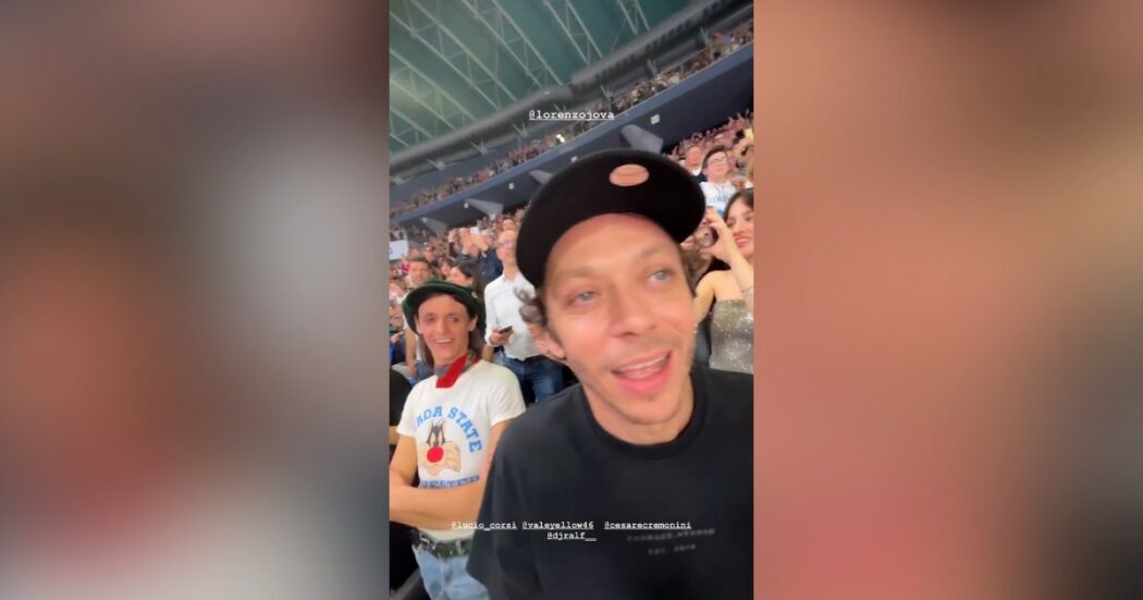 Lucio Corsi, Valentino Rossi e Cesare Cremonini “ragazzi fortunati”: insieme al concerto di Jovanotti a Pesaro