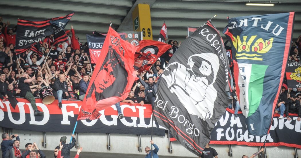 Lanciano petardi contro gli steward, poi li colpiscono con un’asta e li prendono a pugni: arrestati due ultras del Foggia