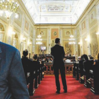 Copertina di L’esercito dei 38 commissari: la Sicilia al tempo di Schifani