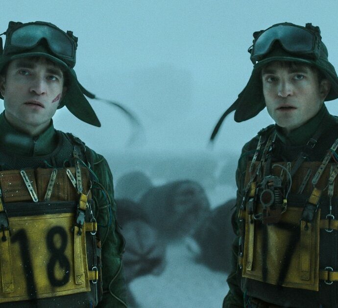 Mickey 17 rimane un capolavoro di fantascienza per più di un’ora. Poi… il crollo