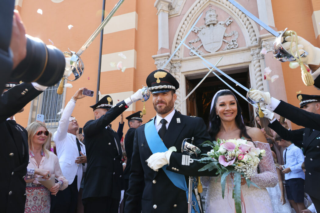 “Sto con un ufficiale dei Carabinieri più giovane di 15 anni. Ignoro i luoghi comuni, ci siamo sposati lo scorso anno”: Luisa Corna vola a San Marino Song Contest