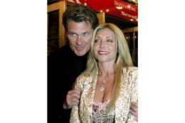 Copertina di È morta Pamela Bach, l’ex moglie della star di Baywatch David Hasselhoff: “Aveva una ferita d’arma da fuoco alla testa”
