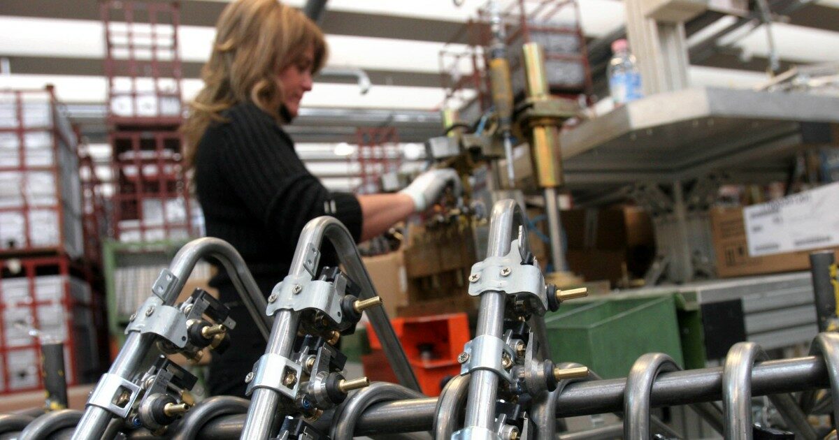 Nelle fabbriche poche donne e il gender pay gap cresce: lo studio Fiom. “Ora più contrattazione collettiva contro la discriminazione salariale”