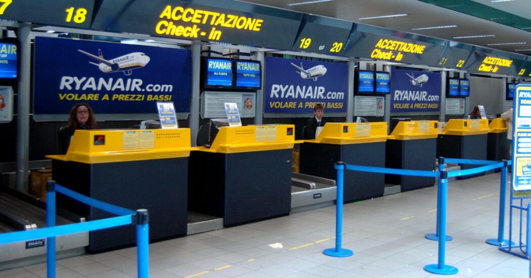 https://st.ilfattoquotidiano.it/wp-content/uploads/2025/03/07/Ryanair-Check-In-1050x551.jpg