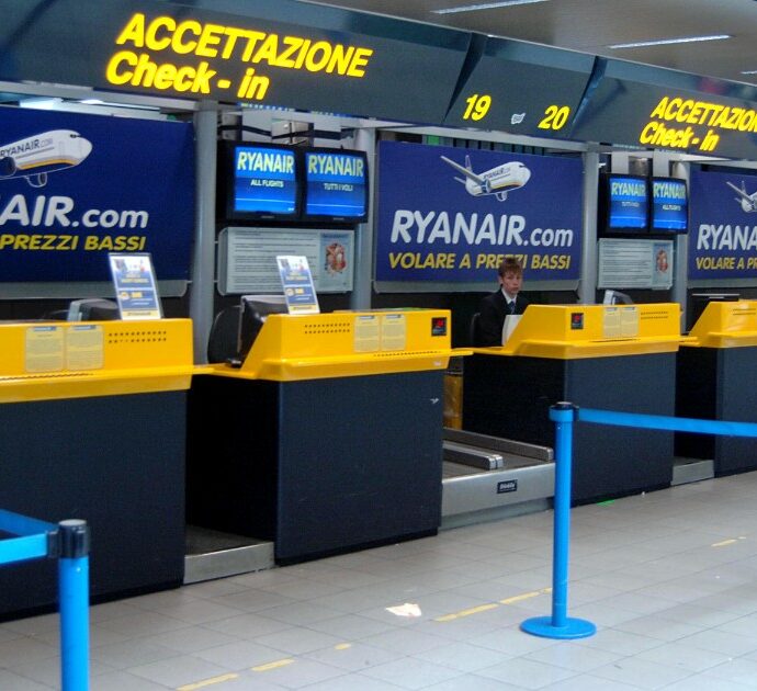 Le nuove regole di Ryanair: check-in e consegna bagagli chiudono un’ora prima del volo, ecco cosa cambia da novembre