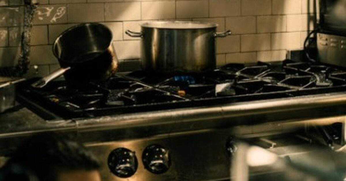 “Non si può continuare a negare la verità” che si consuma nei ristoranti: 70 chef britanniche firmano una lettera indirizzata “a tutti quelli che amano cenare fuori”