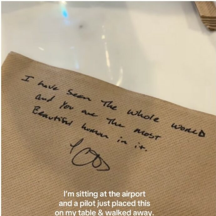 “Ho visto il mondo intero e tu sei l’essere umano più bello”:  la dichiarazione d’amore del pilota per una passeggera su un tovagliolo in aeroporto