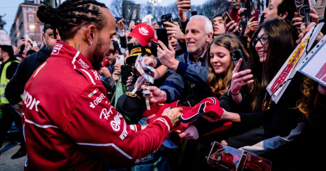 “Non c’è nulla come i tifosi Ferrari”: Hamilton sconvolto dal bagno di folla in Piazza Castello a Milano – Le foto