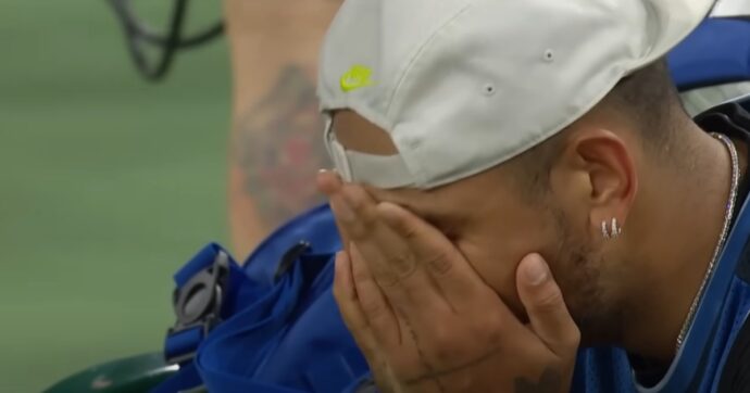 Kyrgios si ritira da Indian Wells: il dolore al polso è troppo forte, l’australiano scoppia a piangere | Video