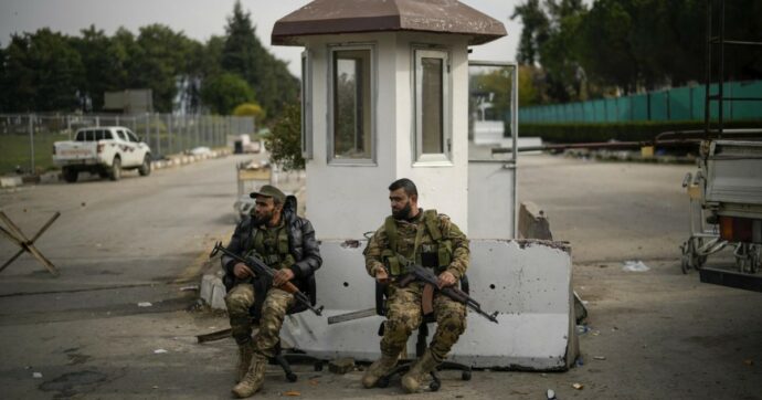 In Siria gli scontri più violenti tra militari e lealisti dalla caduta di Assad: “Almeno 150 morti”