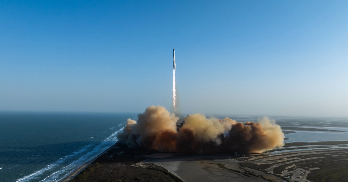 Space X, esplosa a poco dopo il decollo la capsula del razzo di Starship. Pioggia di detriti, voli bloccati in diversi aeroporti Usa