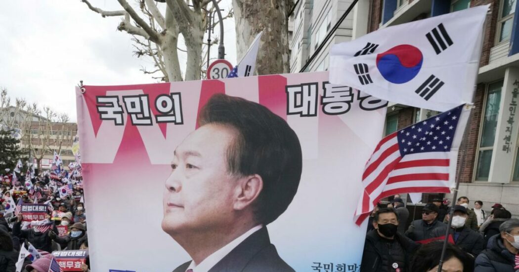 Corea del Sud, revocato l’arresto per il presidente Yoon: aveva imposto la legge marziale, ora è sotto impeachment