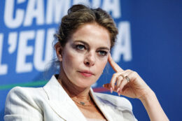 Copertina di “Sono stata vittima di molestie psicologiche, mollavo tutto e me ne andavo. Ci vorranno 13 generazioni per la parità uomo-donna”: lo rivela Claudia Gerini