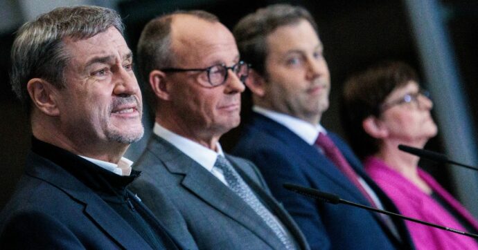 Germania, l’annuncio di Merz: “Raggiunto un principio di accordo per formare il governo”. Dal lavoro ai migranti: ecco i punti dell’intesa