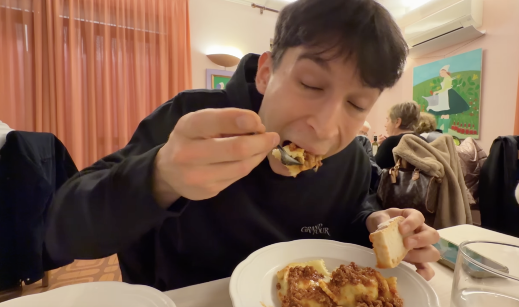 “Ho mangiato di tutto nel ristorante della nonna di Lucio Corsi ed ecco quanto ho speso”: la recensione completa dell’influencer Francesco Zini