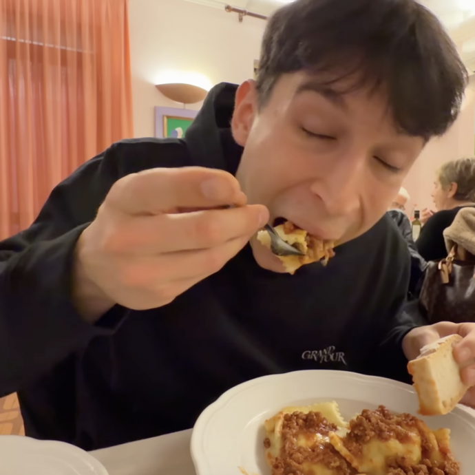 “Ho mangiato di tutto nel ristorante della nonna di Lucio Corsi ed ecco quanto ho speso”: la recensione completa dell’influencer Francesco Zini