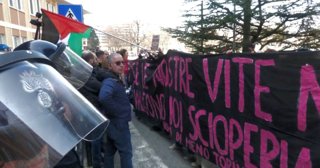 Corteo di Non una di Meno a Torino, azione contro un Carrefour. Blitz anche davanti all’ospedale: “Sul mio corpo decido io”