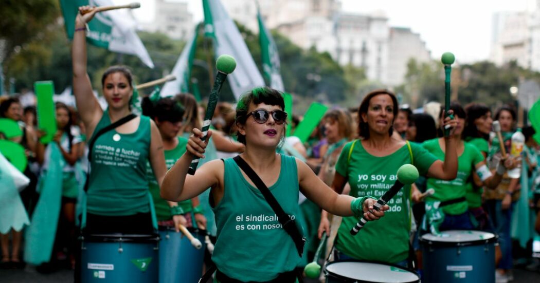 “In Argentina Milei vuole tornare indietro su tutte le conquiste delle donne”. Da quando è al potere è cresciuta la povertà femminile