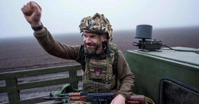 Ucraina, il racconto sui giornali: dalla grande offensiva “per i negoziati di pace” alla fuga delle truppe