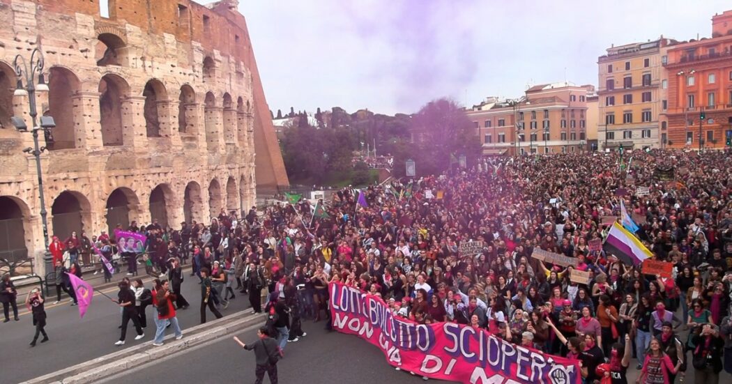 Migliaia di femministe in corteo a Roma per l’8 marzo: la marea fucsia passa davanti al Colosseo – Le immagini dall’alto