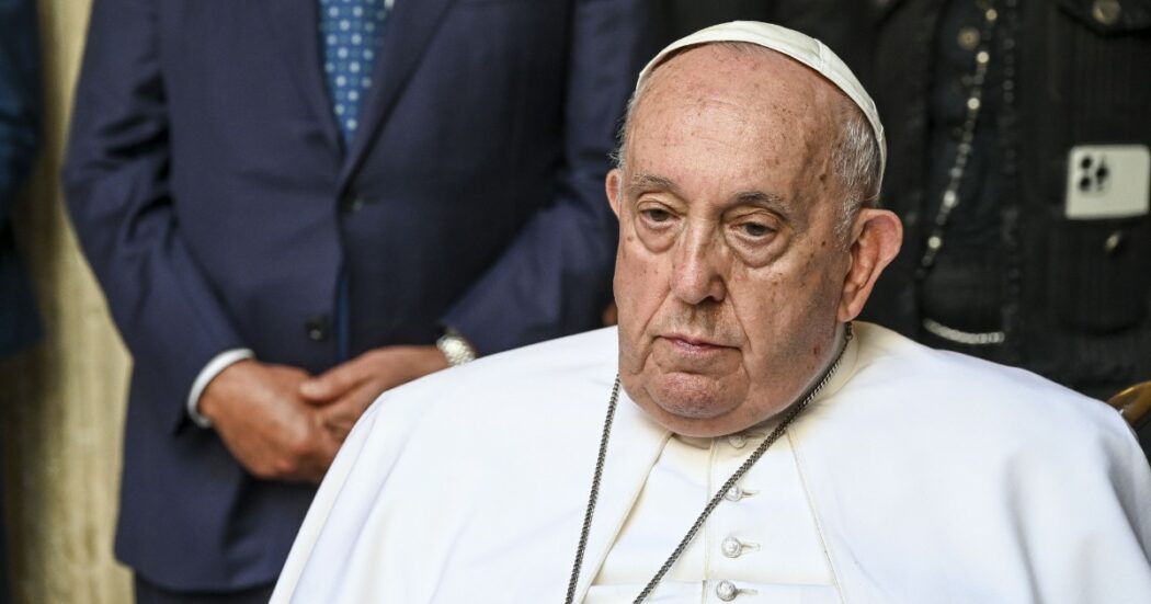 Papa Francesco, i medici sciolgono la prognosi: “Miglioramenti consolidati, ma deve continuare la terapia in ospedale”