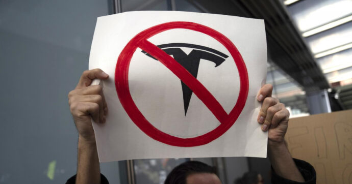Negli USA monta la rabbia anti Musk. Strutture Tesla oggetto di crescenti atti vandalici