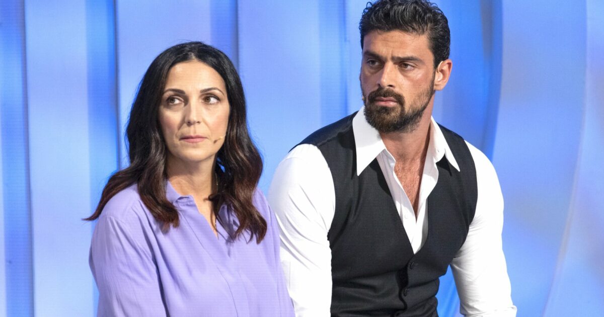 “Ho perso il papà quando ero piccolo, avevo 12 anni. Non sarei stato così forte”: Michele Morrone a “C’è Posta per Te” aiuta una figlia ad avvicinarsi alla madre