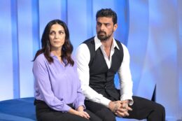 Copertina di “Ho perso il papà quando ero piccolo, avevo 12 anni. Non sarei stato così forte”: Michele Morrone a “C’è Posta per Te” aiuta una figlia ad avvicinarsi alla madre
