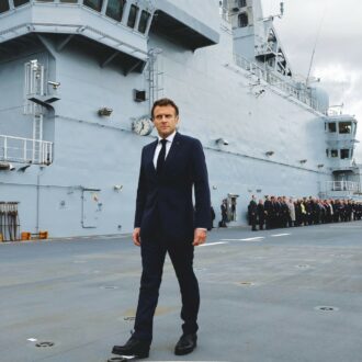 Copertina di Macron usa le sue 300 atomiche per sostituirsi a Trump in Europa