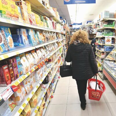 Copertina di Istat, la pressione fiscale sale al 43,5%. Cala il potere di acquisto delle famiglie. Pil +0,2%