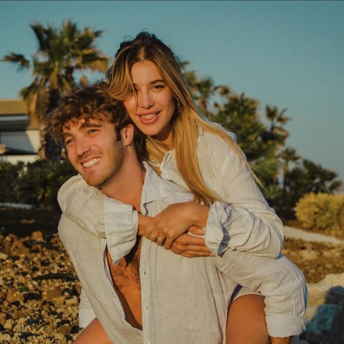 Clizia Incorvaia e quella foto con Paolo che ricorda Eleonora Giorgi e Massimo Ciavarro in “Sapore di mare”: “È una promessa”