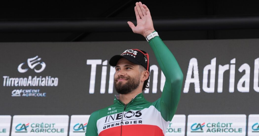 Filippo Ganna trionfa nella cronometro della Tirreno-Adriatico: tappa e maglia. Grande prova di Antonio Tiberi