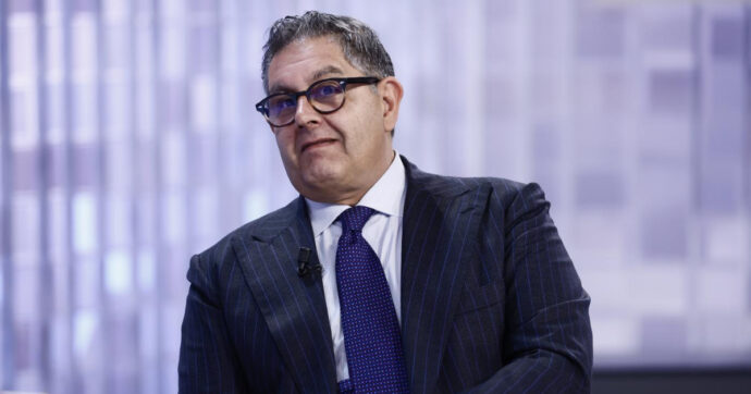 Giovanni Toti indagato per truffa allo Stato. Un contratto di lavoro per entrare gratis nello stabilimento balneare