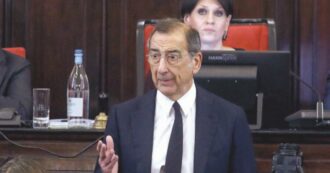 Copertina di Milano, l’addio dell’assessore finisce tra gli abbracci