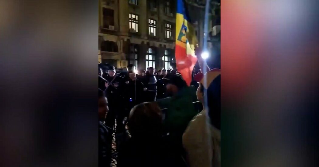 Romania, Georgescu escluso dalle presidenziali: centinaia in piazza a Bucarest. Tensione con la polizia