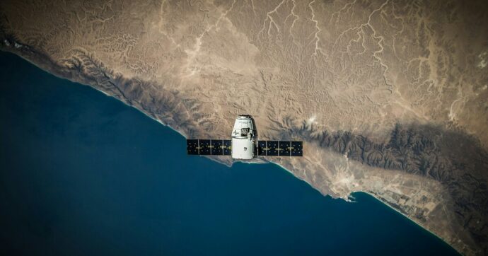 Le “mine vaganti” nello Spazio: migliaia di detriti rischiano di riempire le orbite. E i satelliti di Musk sono tra i responsabili