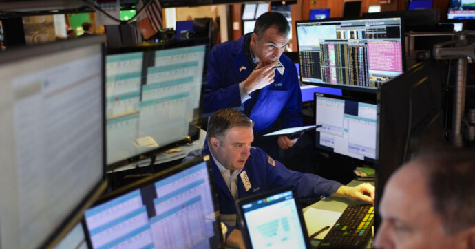La paura dei dazi e del rallentamento economico affossa Wall Street. Tesla di nuovo a picco (- 15%)